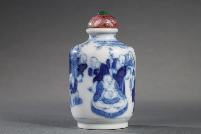 Snuff bottle blue and white decorated with 18 lohans - Mark Yongzheng | MasterArt